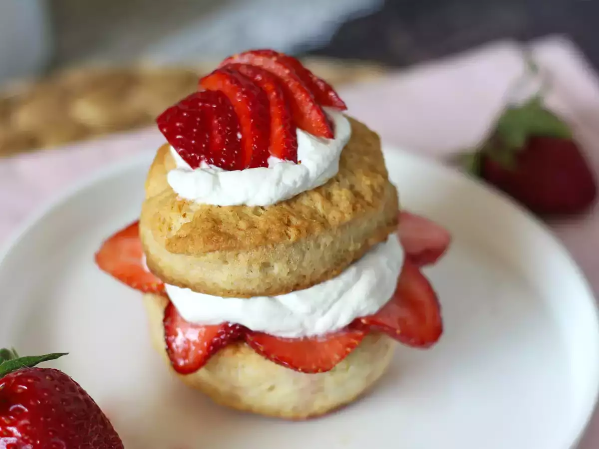 Strawberry shortcake – американският десерт с ягоди и сметана, който винаги се получава - снимка 3