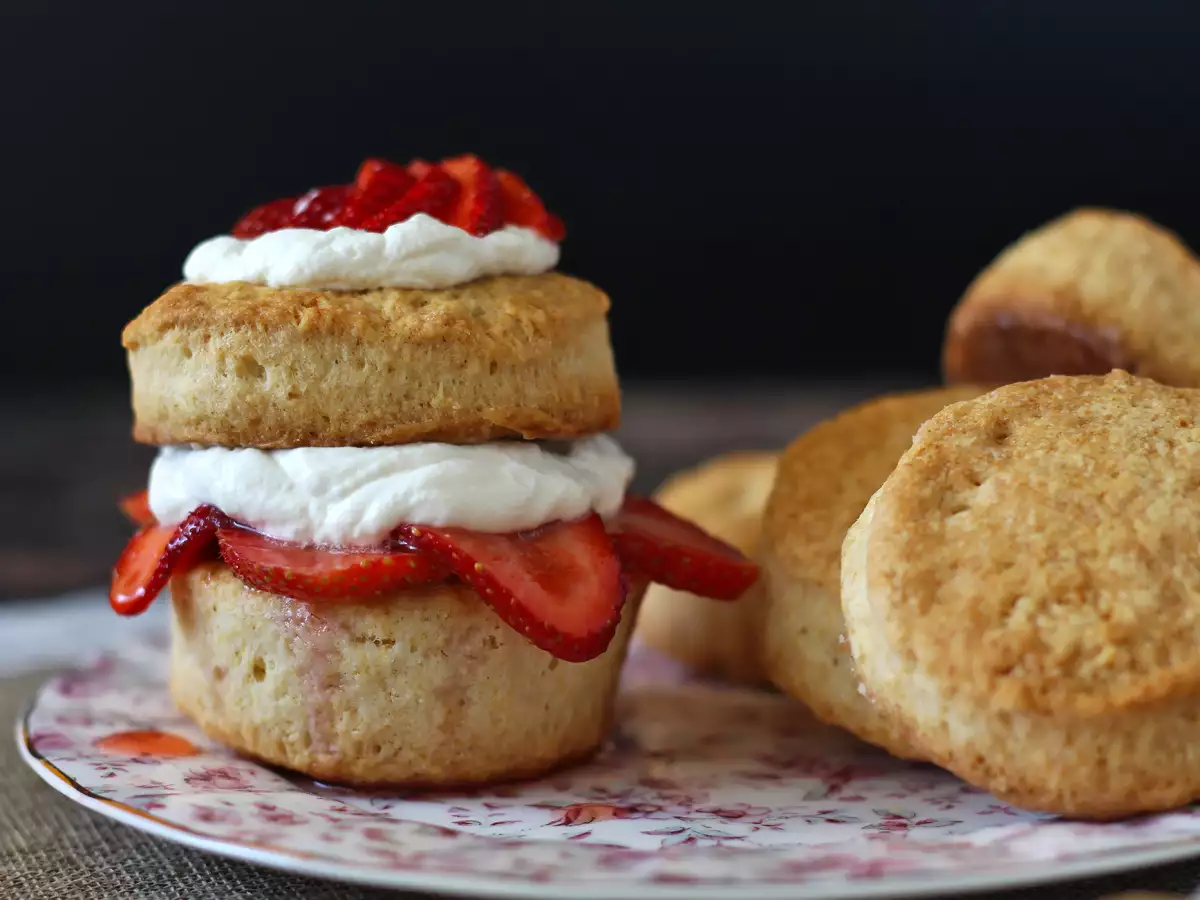 Strawberry shortcake – американският десерт с ягоди и сметана, който винаги се получава - снимка 5