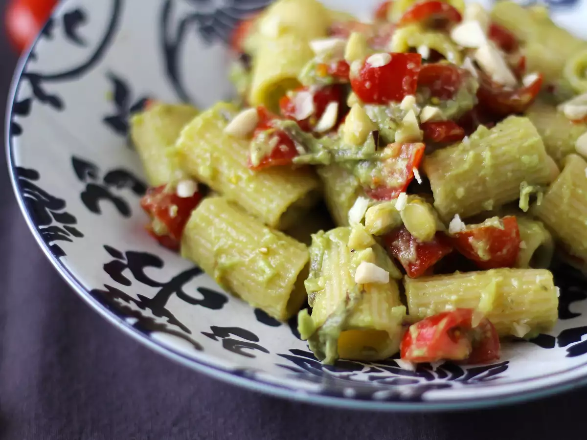 Студена паста с крем от авокадо, бадеми и чери домати: вегетарианска и много вкусна! - снимка 5
