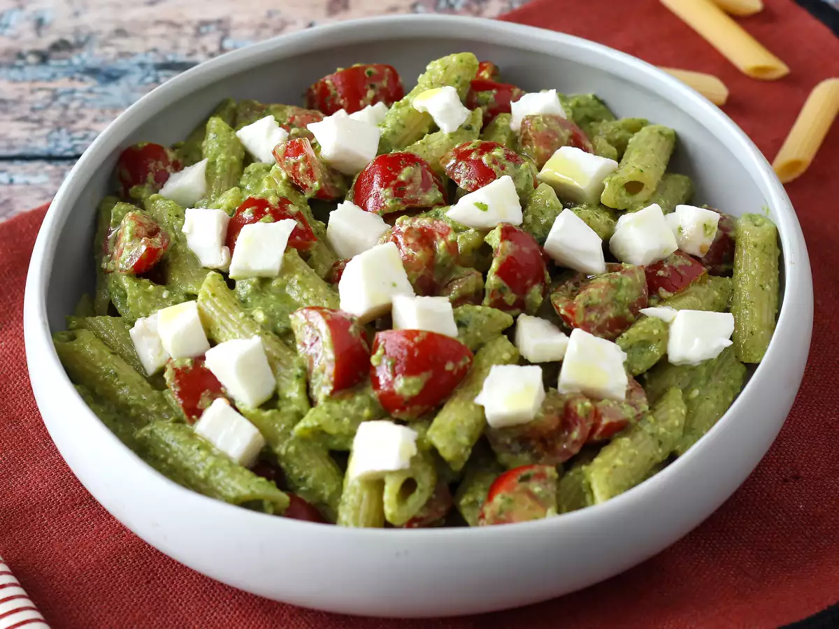 Студена паста с песто от рукола, чери домати и моцарела: свежата и бърза лятна рецепта - снимка 2