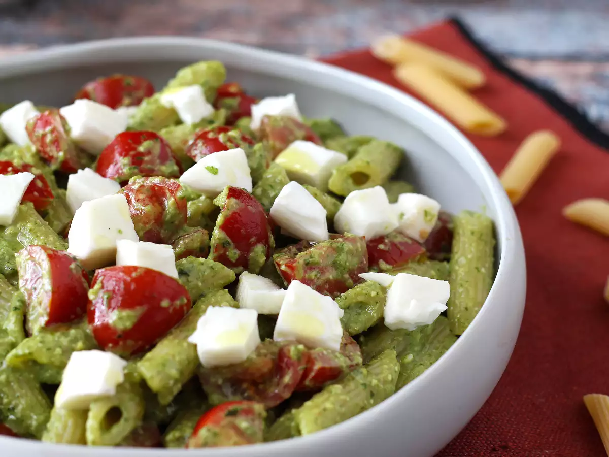 Студена паста с песто от рукола, чери домати и моцарела: свежата и бърза лятна рецепта - снимка 4