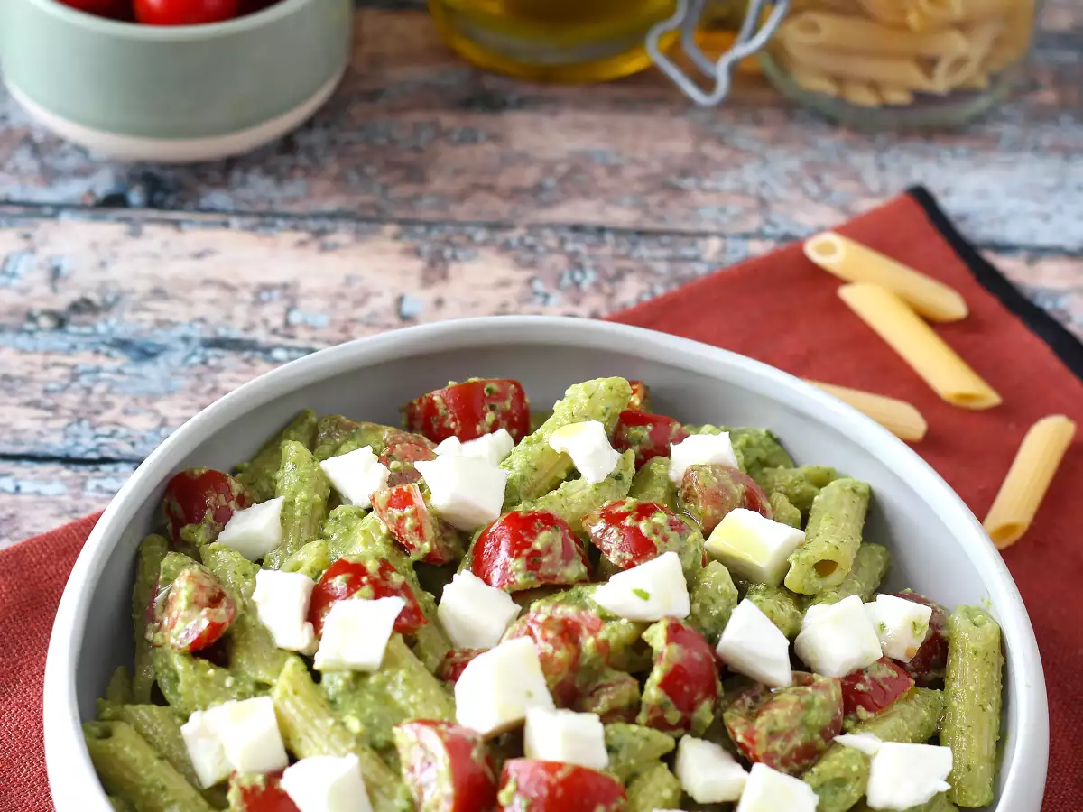 Студена паста с песто от рукола, чери домати и моцарела: свежата и бърза лятна рецепта - снимка 5