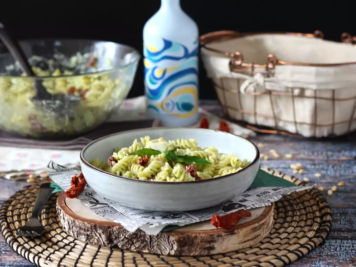 Студена паста с песто от тиквички, биволска моцарела и сушени домати - снимка 3