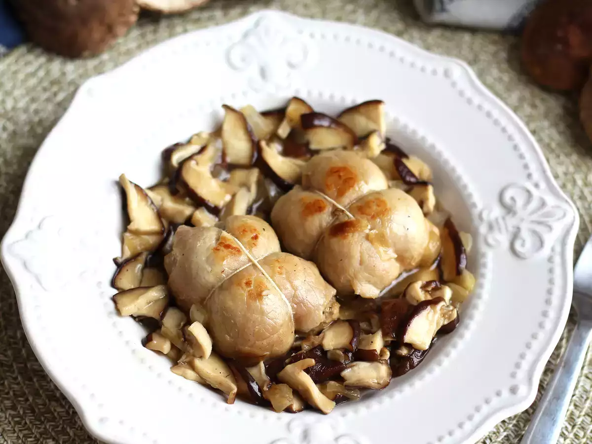 Свински руладини с гъбен сос - снимка 2