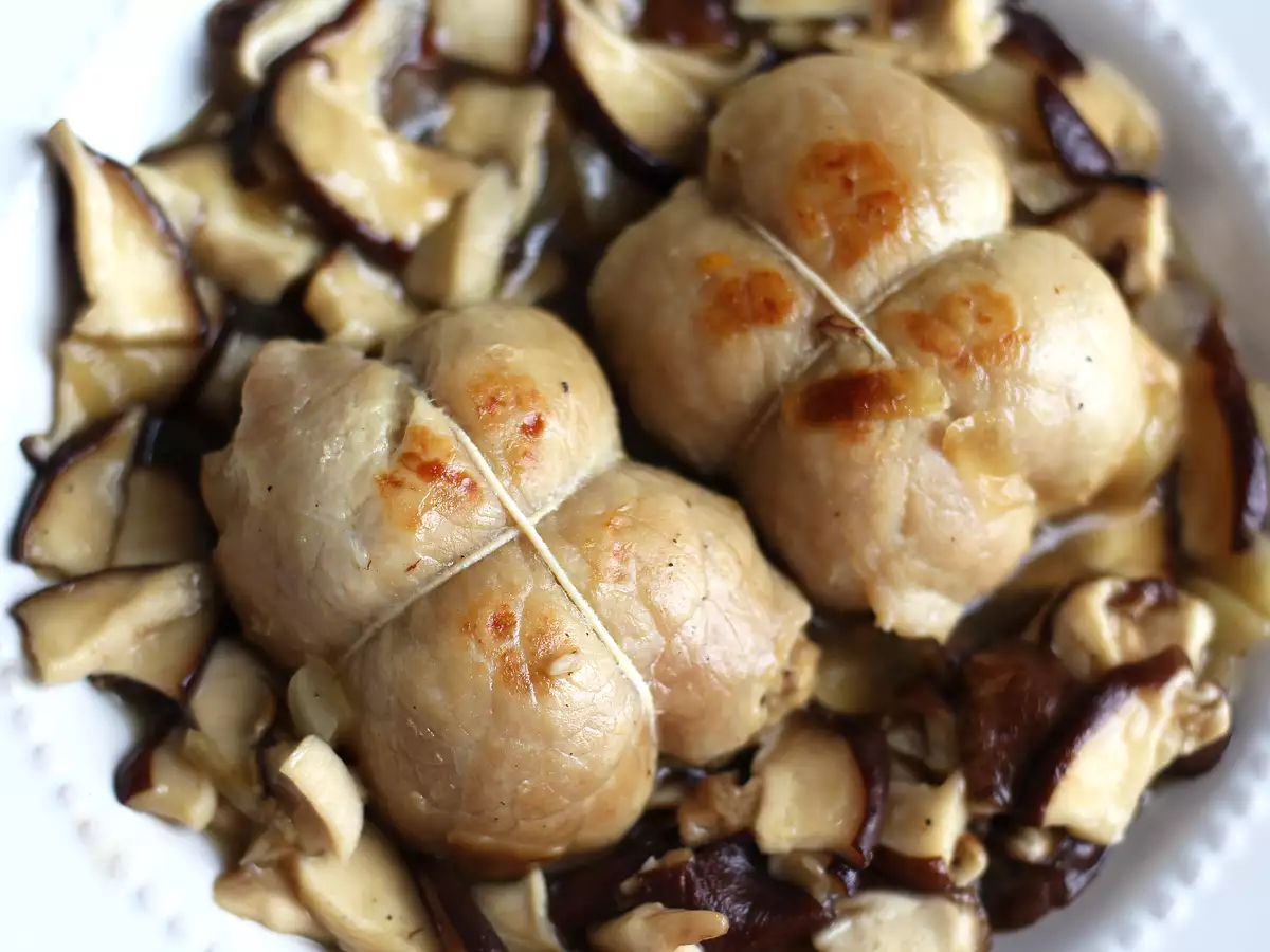 Свински руладини с гъбен сос - снимка 3