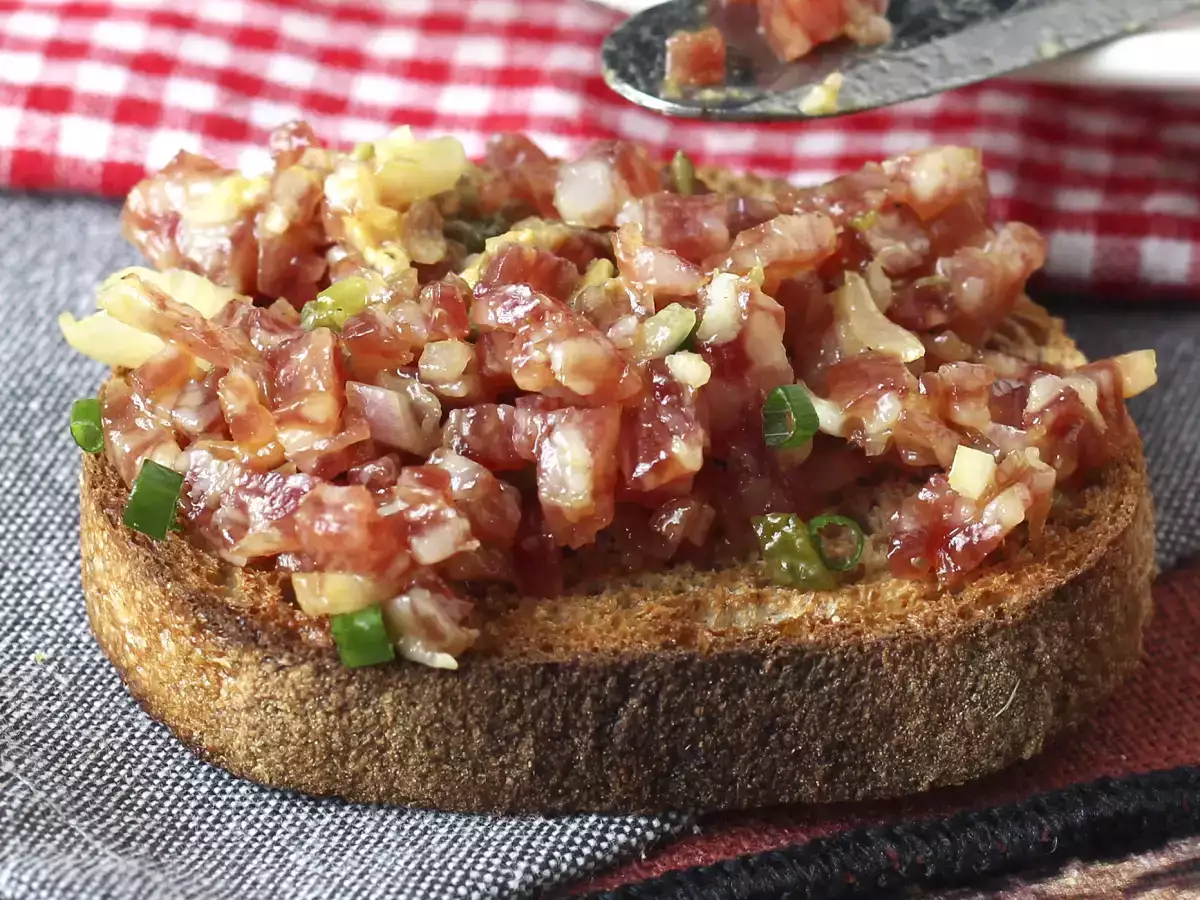 Tartar de fuet: експресна версия на класическия тартар от пържоли - снимка 5