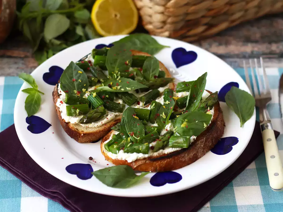 Тартини от аспержи, лимон и рикота с босилек - снимка 3