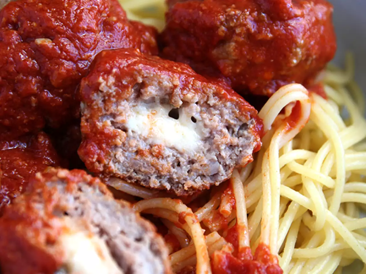 Телешки кюфтета, пълнени със сирене моцарела - снимка 3