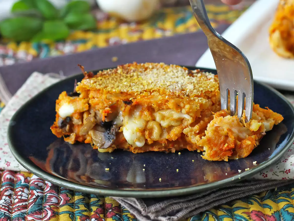 Тиквено руло с гъби и разтеглива скаморца: вкусна и лесна рецепта на фурна - снимка 6