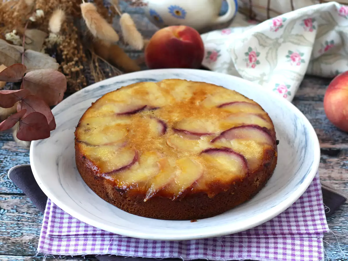 Торта с обърнати праскови, влажна, топяща се и карамелизирана - снимка 2