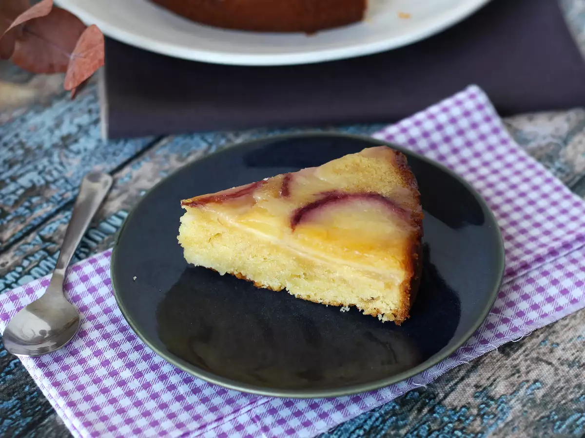 Торта с обърнати праскови, влажна, топяща се и карамелизирана - снимка 3