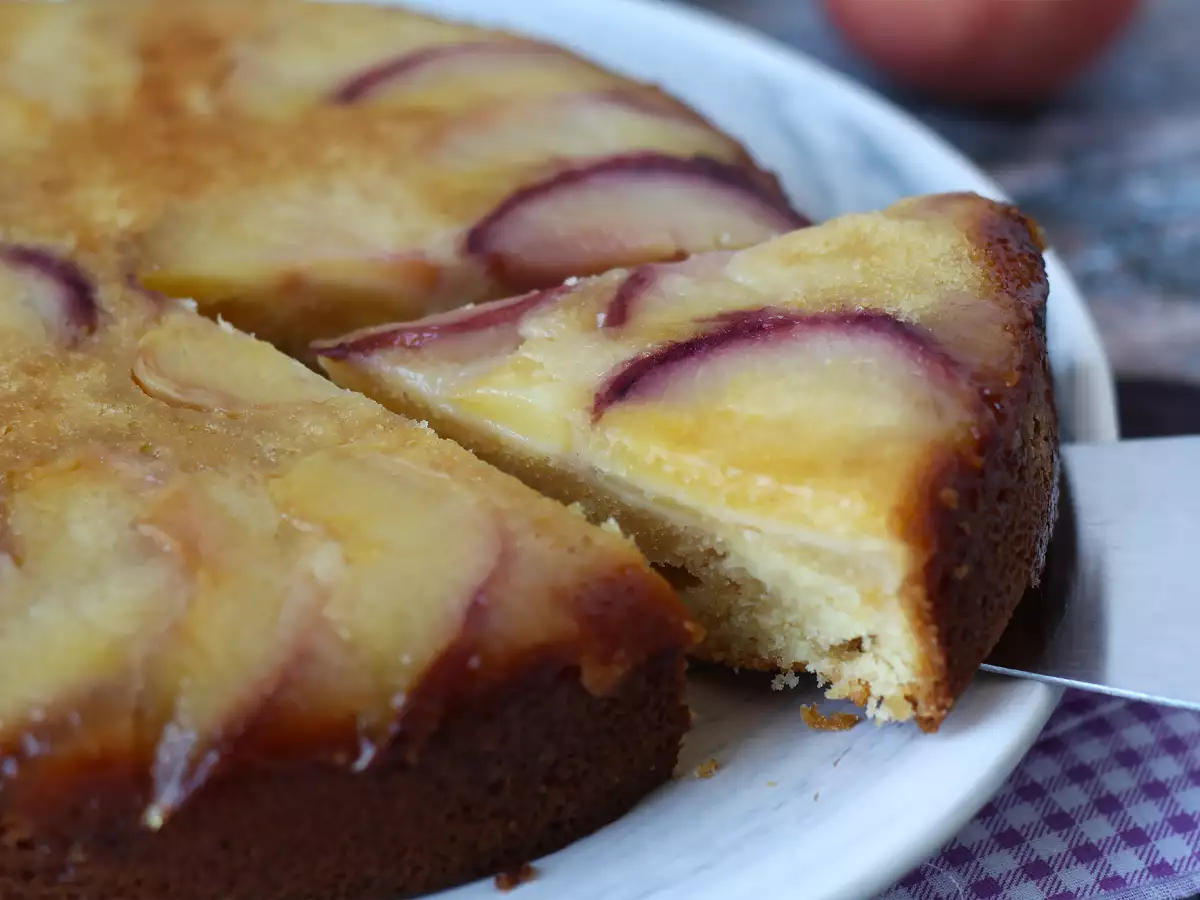 Торта с обърнати праскови, влажна, топяща се и карамелизирана - снимка 4