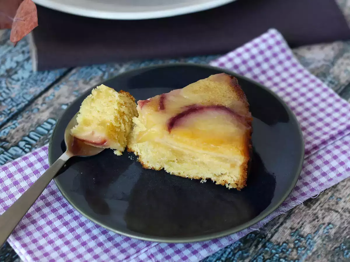 Торта с обърнати праскови, влажна, топяща се и карамелизирана - снимка 6