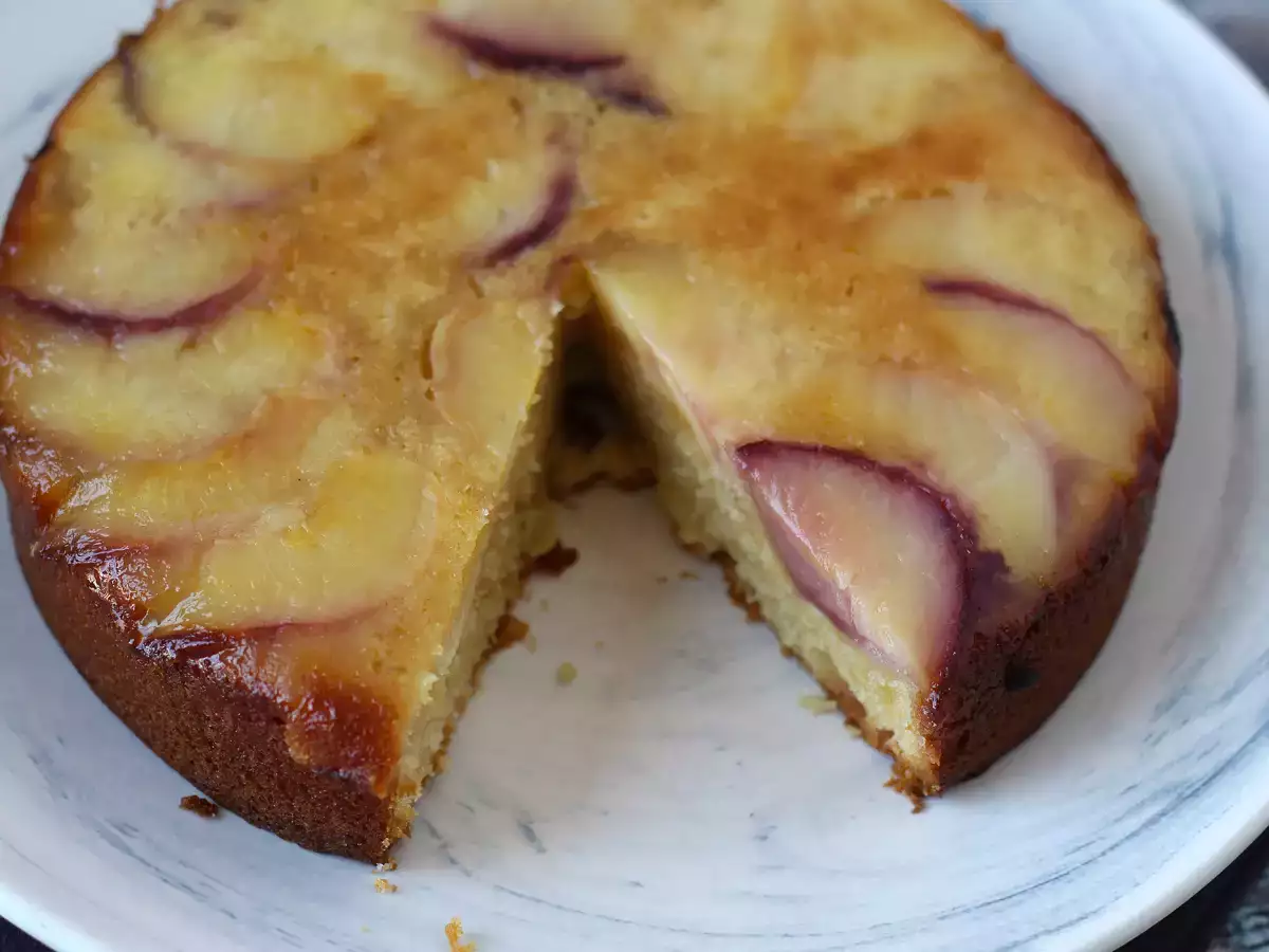 Торта с обърнати праскови, влажна, топяща се и карамелизирана - снимка 7