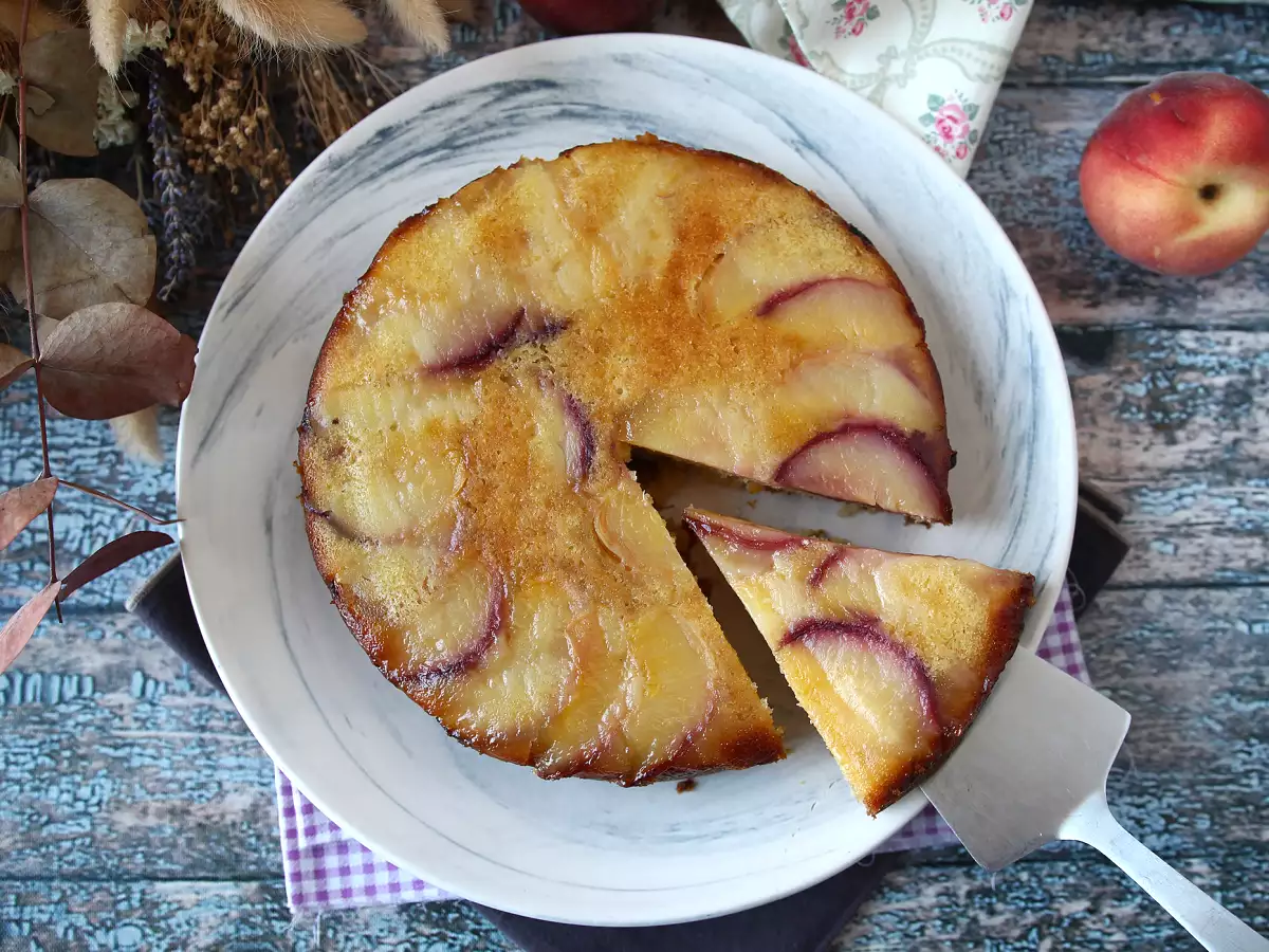 Торта с обърнати праскови, влажна, топяща се и карамелизирана - снимка 8