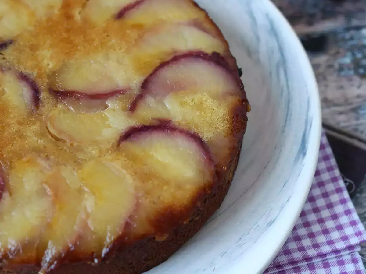 Торта с обърнати праскови, влажна, топяща се и карамелизирана - снимка 9