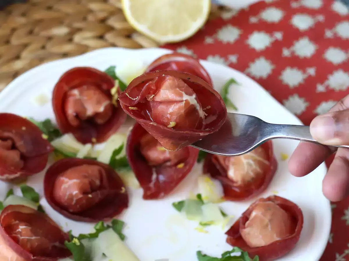 Tortelloni di bresaola, пълнени с ракета и сирене рикота: вкусни и готови за 10 минути! - снимка 2