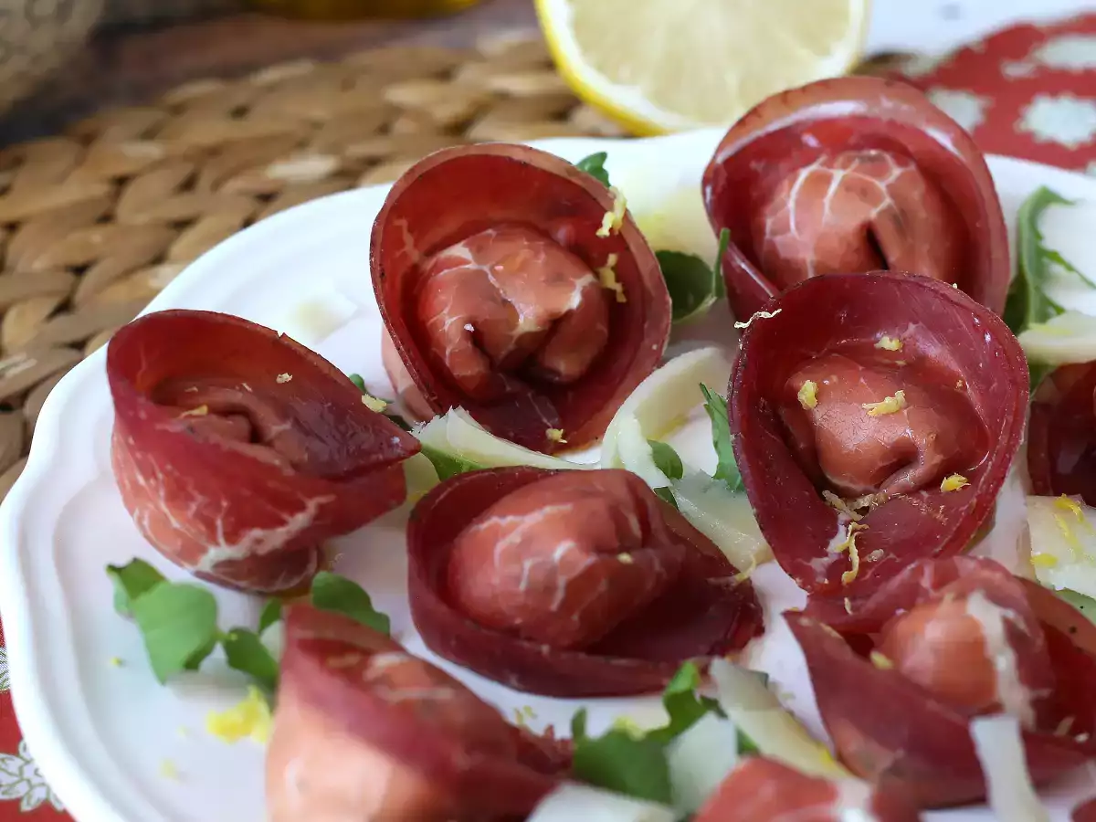 Tortelloni di bresaola, пълнени с ракета и сирене рикота: вкусни и готови за 10 минути! - снимка 3