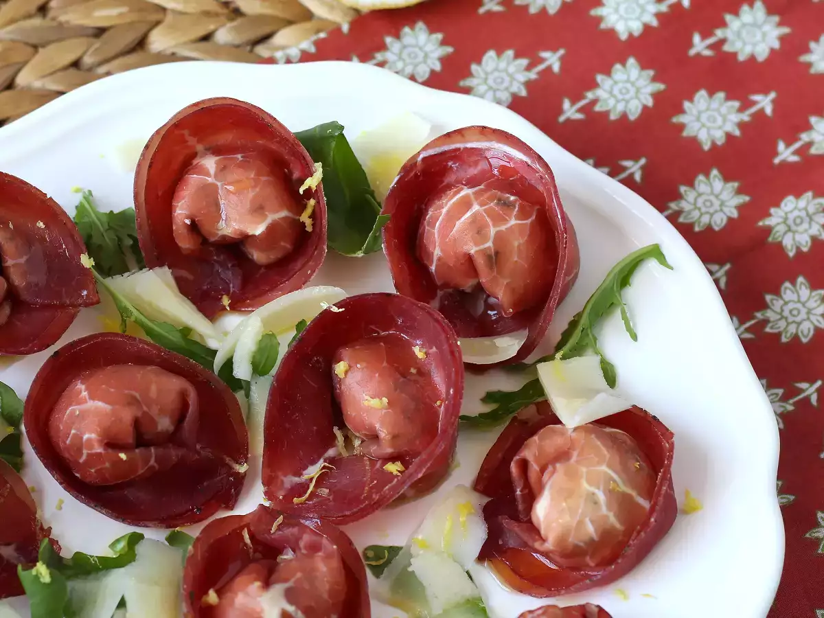 Tortelloni di bresaola, пълнени с ракета и сирене рикота: вкусни и готови за 10 минути! - снимка 5
