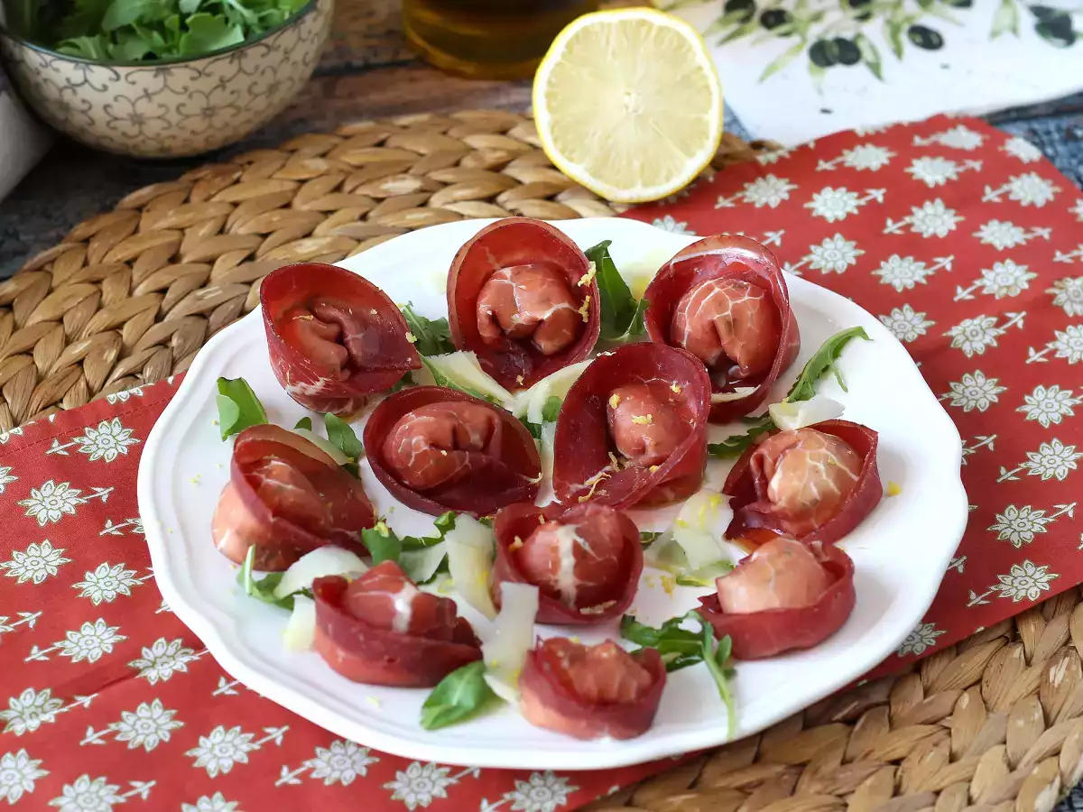 Tortelloni di bresaola, пълнени с ракета и сирене рикота: вкусни и готови за 10 минути! - снимка 6