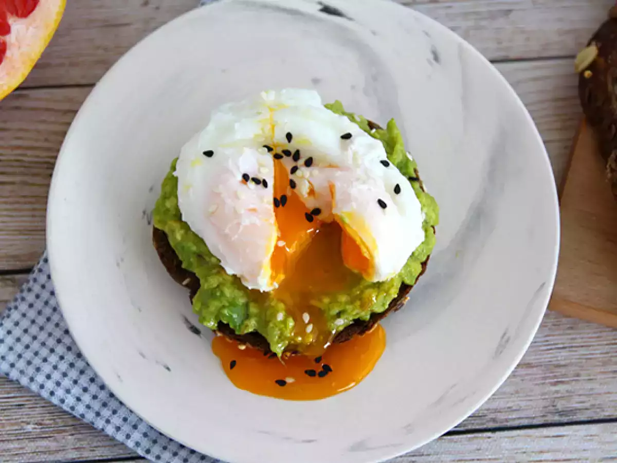 Тост с авокадо и поширано яйце - снимка 3