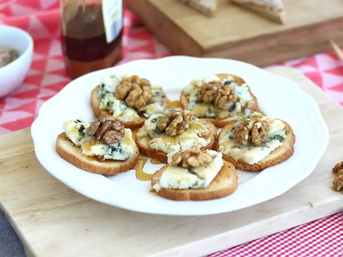 Тост с рокфор, орехи и мед - снимка 3