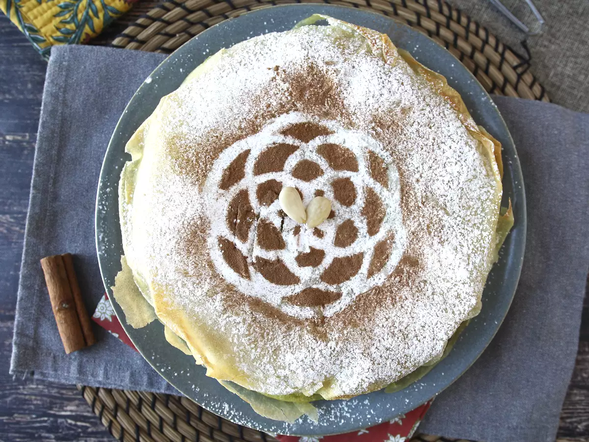 Традиционен марокански сладкиш с тухлено тесто, пилешко месо и подправки - снимка 2