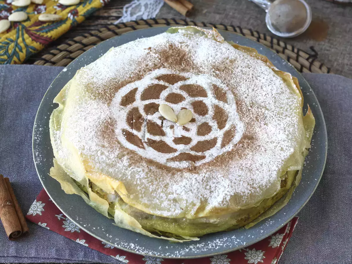 Традиционен марокански сладкиш с тухлено тесто, пилешко месо и подправки - снимка 3