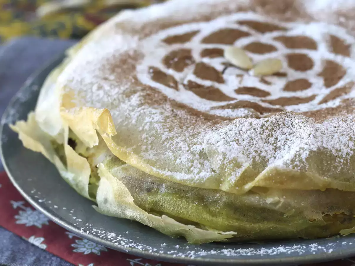 Традиционен марокански сладкиш с тухлено тесто, пилешко месо и подправки - снимка 4