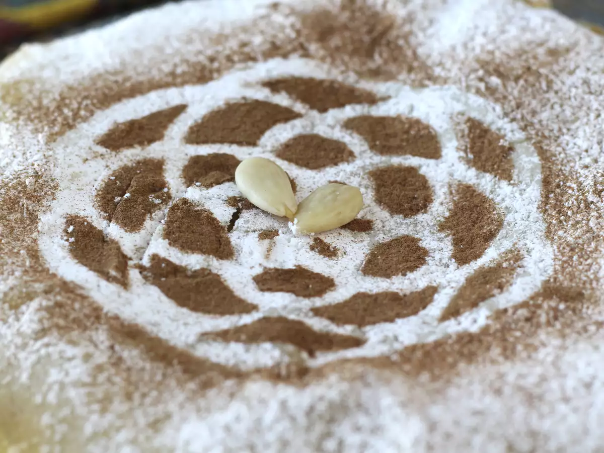 Традиционен марокански сладкиш с тухлено тесто, пилешко месо и подправки - снимка 5