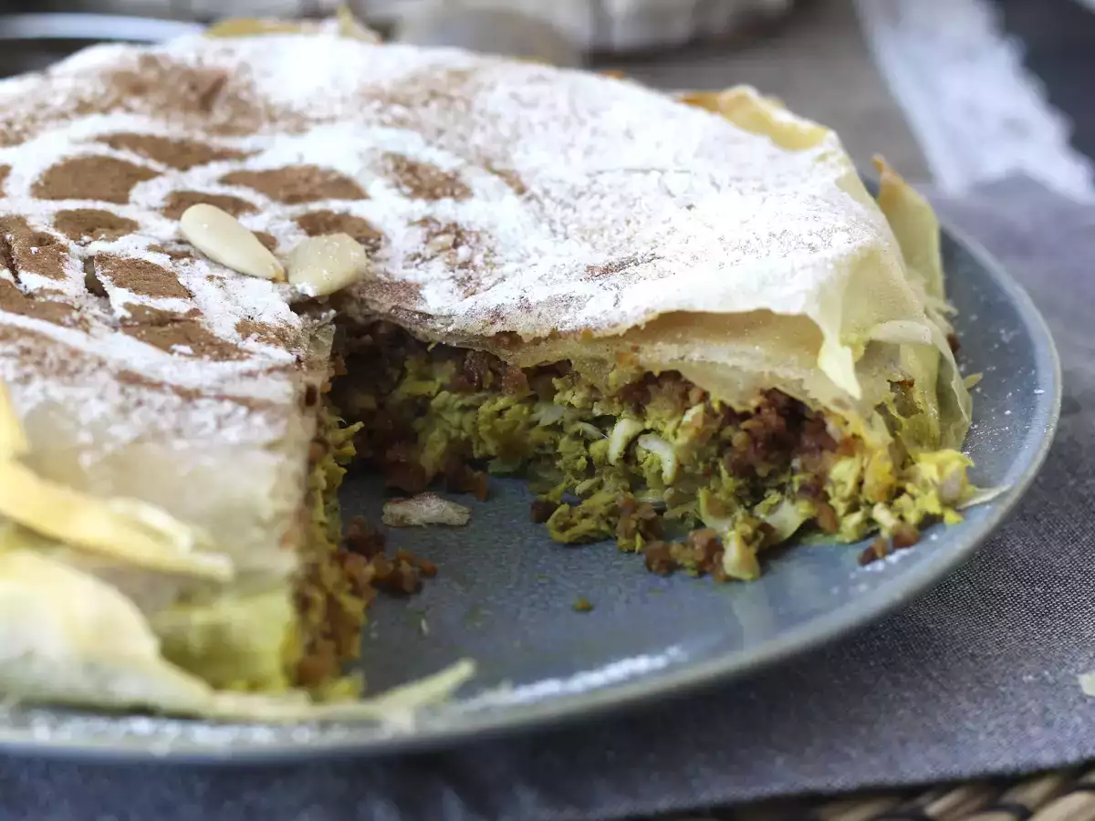 Традиционен марокански сладкиш с тухлено тесто, пилешко месо и подправки - снимка 6