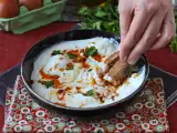 Турски яйца върху кисело мляко с пикантно масло – чълбър (çilbir), снимка 2