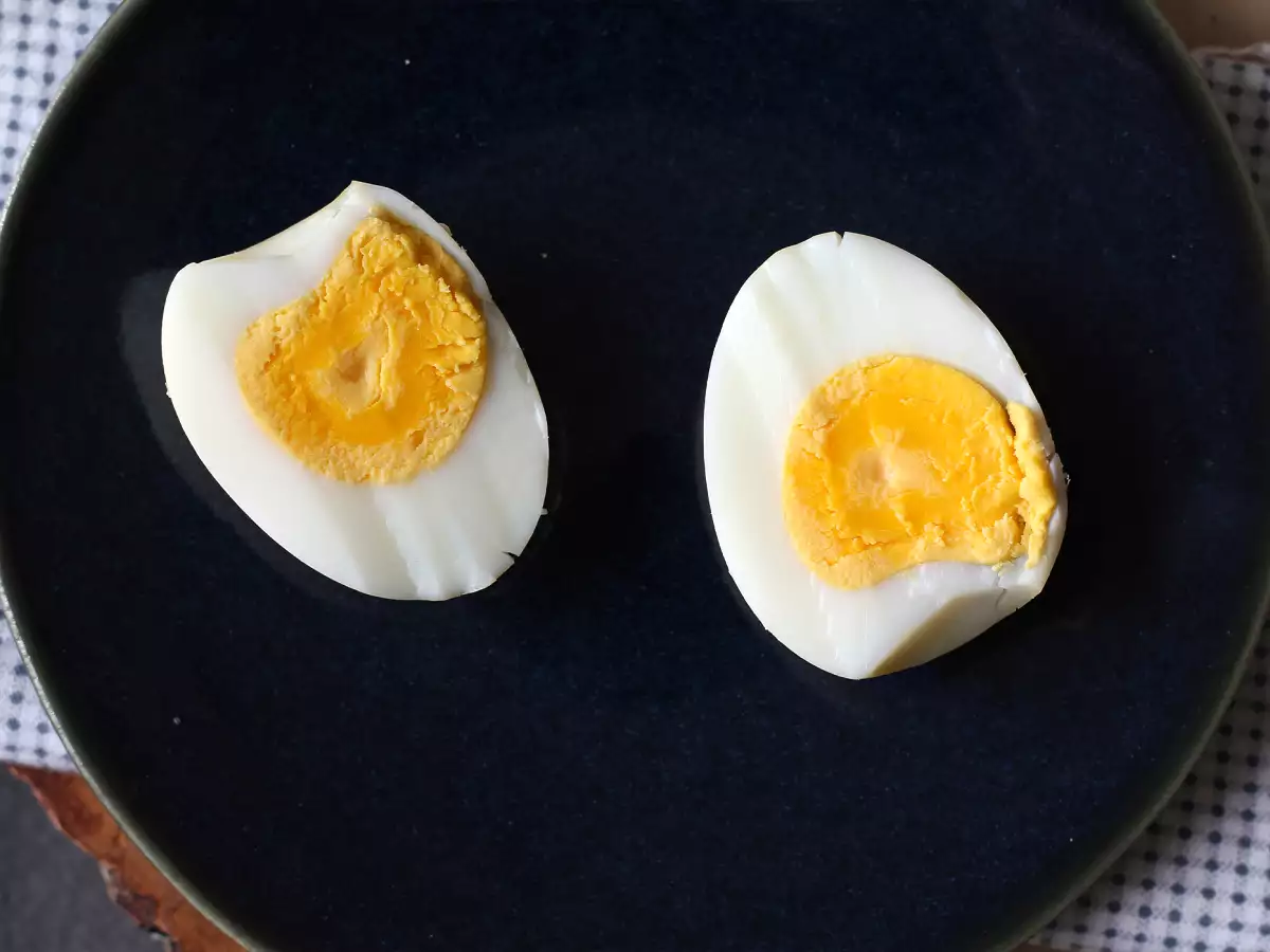 Твърдо сварени яйца във фритюрника - снимка 2