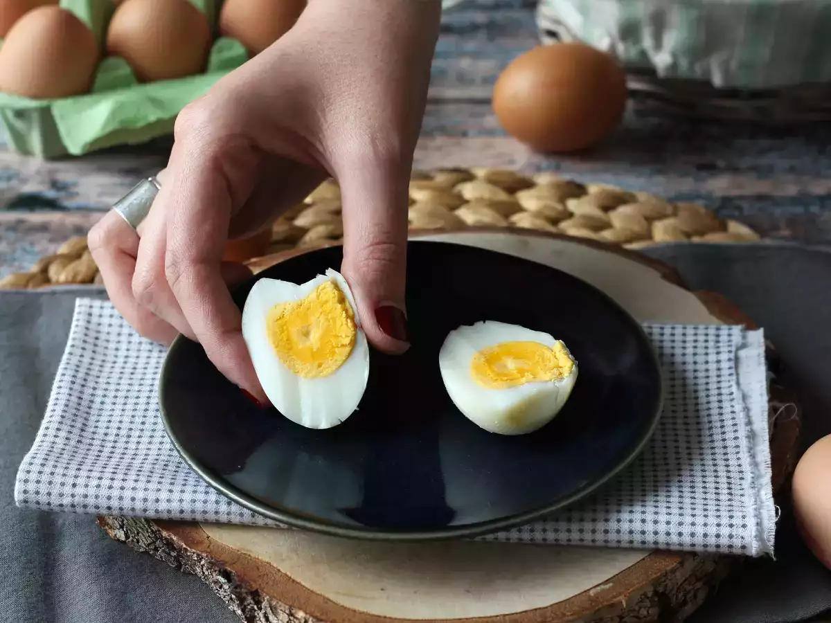 Твърдо сварени яйца във фритюрника - снимка 3