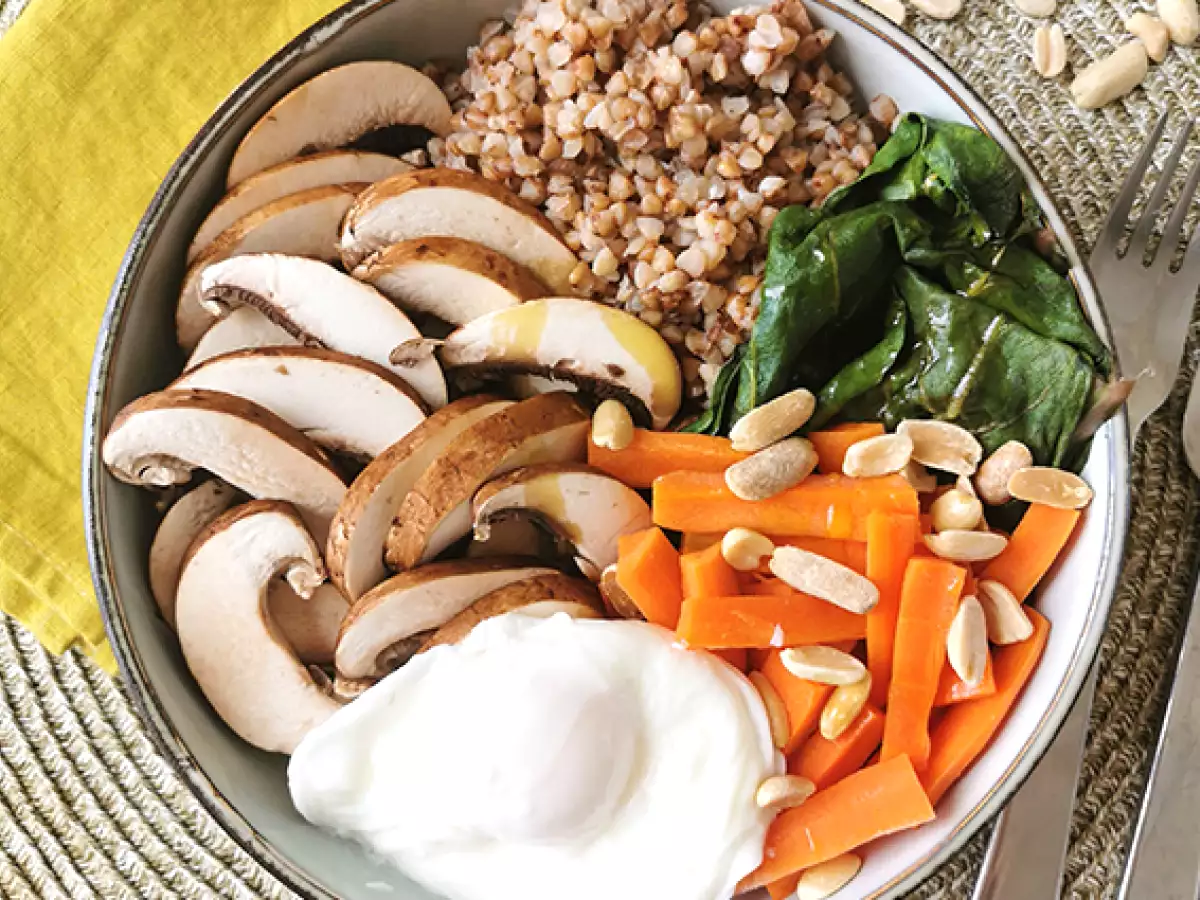 Вегетарианска купа Буда с елда, зеленчуци и поширано яйце - снимка 2