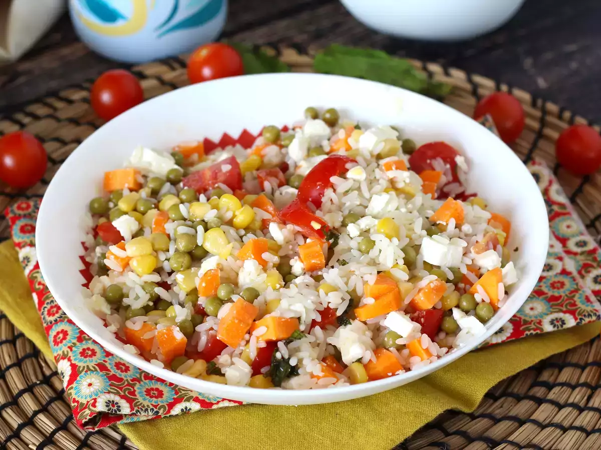 Вегетарианска салата с ориз: фета, царевица, моркови, грах, чери домати и мента - снимка 5