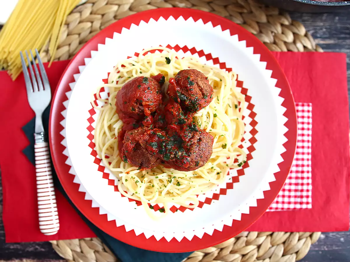 Вегетариански кюфтета от сейтан с доматен сос - снимка 3