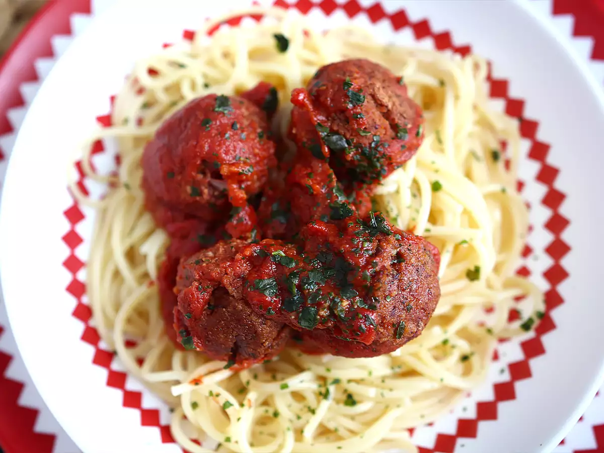 Вегетариански кюфтета от сейтан с доматен сос - снимка 4