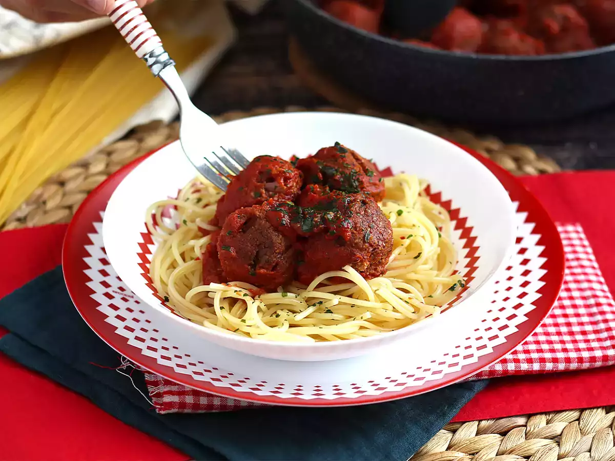 Вегетариански кюфтета от сейтан с доматен сос - снимка 5