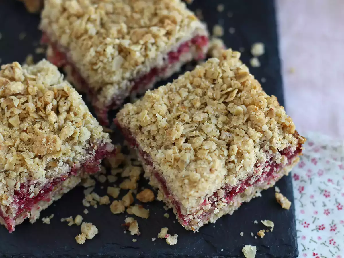Вкусен малинов сладкиш с хрупкави и нежни трохи - снимка 5
