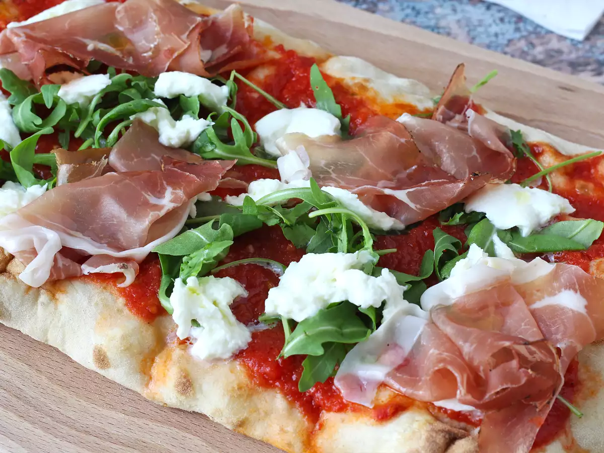 Вкусна пинса, която се приготвя много бързо - снимка 7