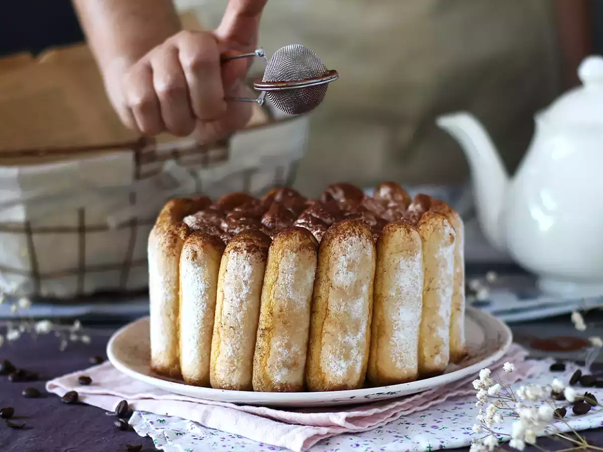 Вкусна шарлота с вкус на тирамису без яйца