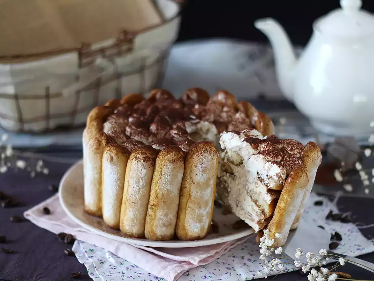 Вкусна шарлота с вкус на тирамису без яйца - снимка 6