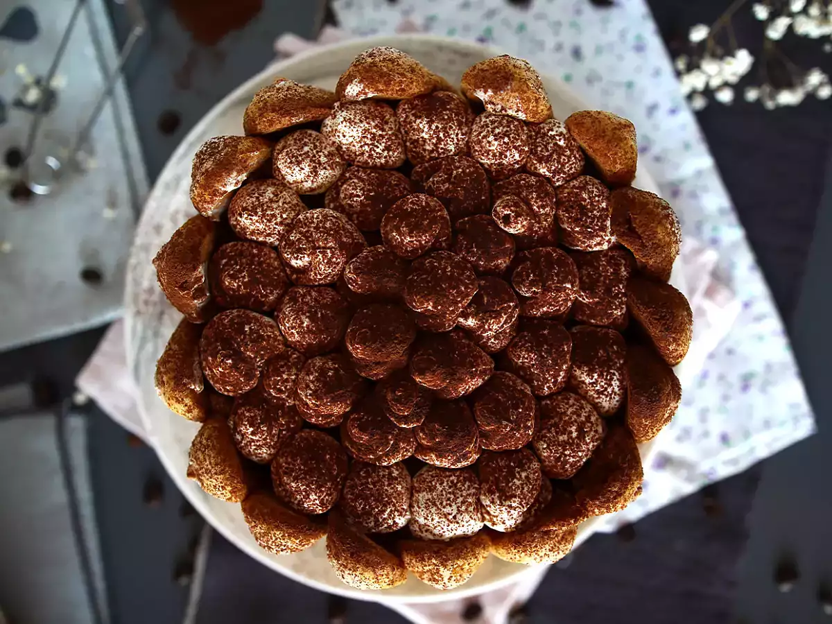 Вкусна шарлота в стил тирамису без яйца - снимка 3