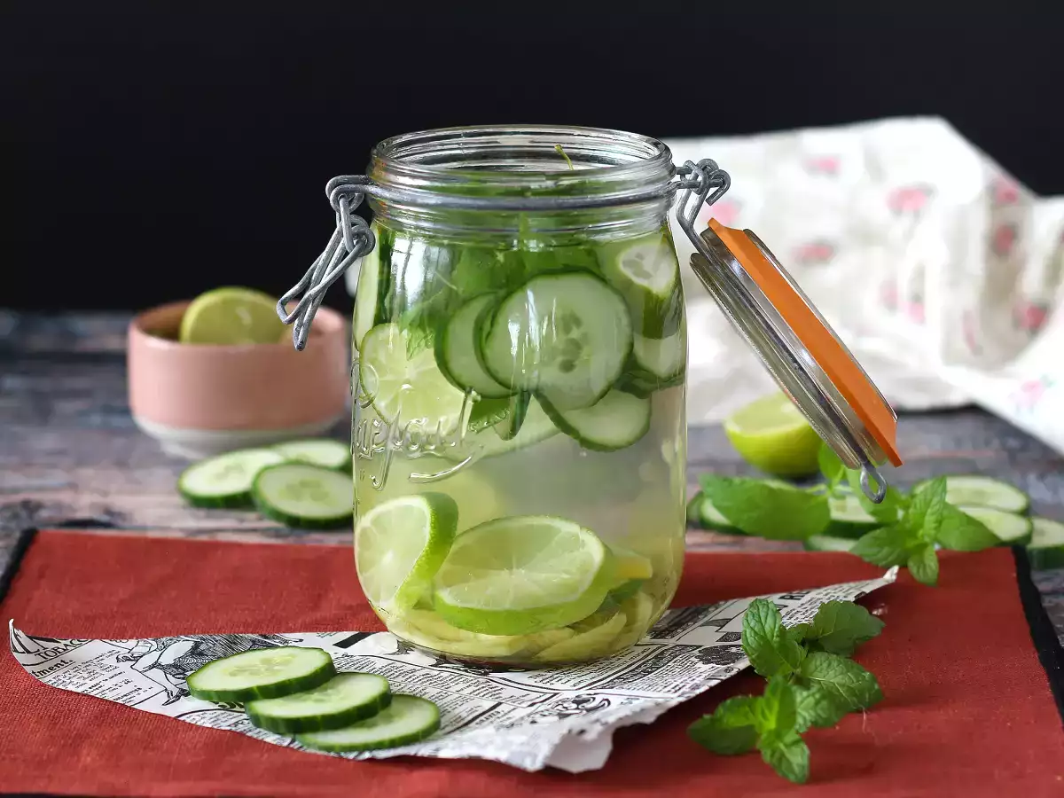 Вода с вкус на краставица, лайм, мента и джинджифил