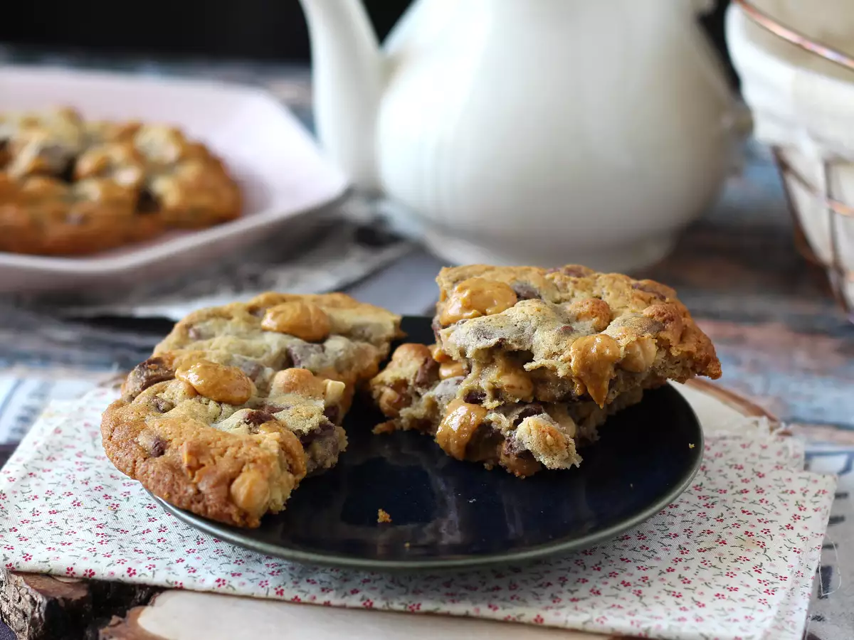 XXL бисквитки с лешници, млечен шоколад и пралина - снимка 2