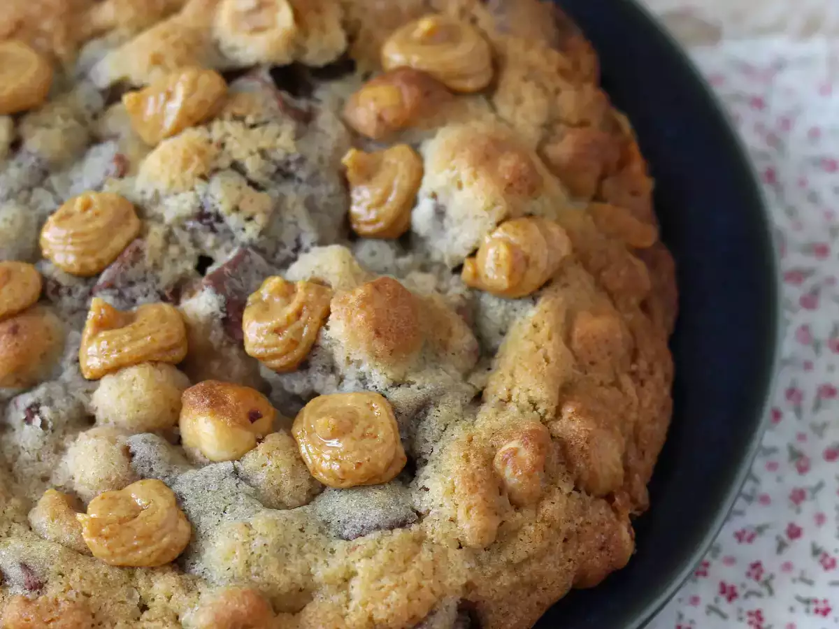 XXL бисквитки с лешници, млечен шоколад и пралина - снимка 4