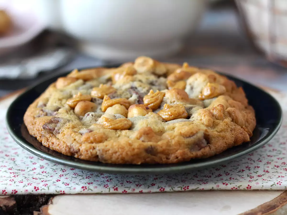 XXL бисквитки с лешници, млечен шоколад и пралина - снимка 6