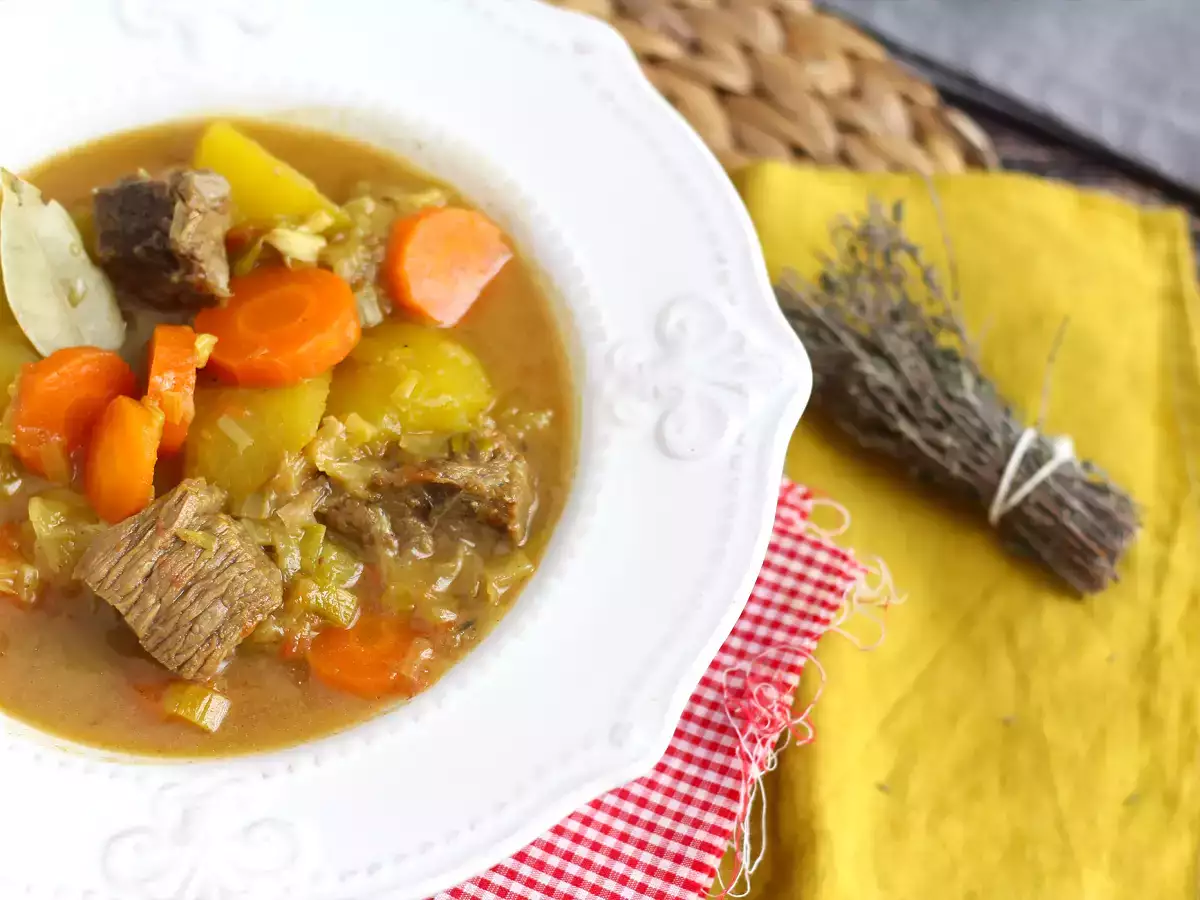 Задушено говеждо и картофи в тенджера под налягане - снимка 2