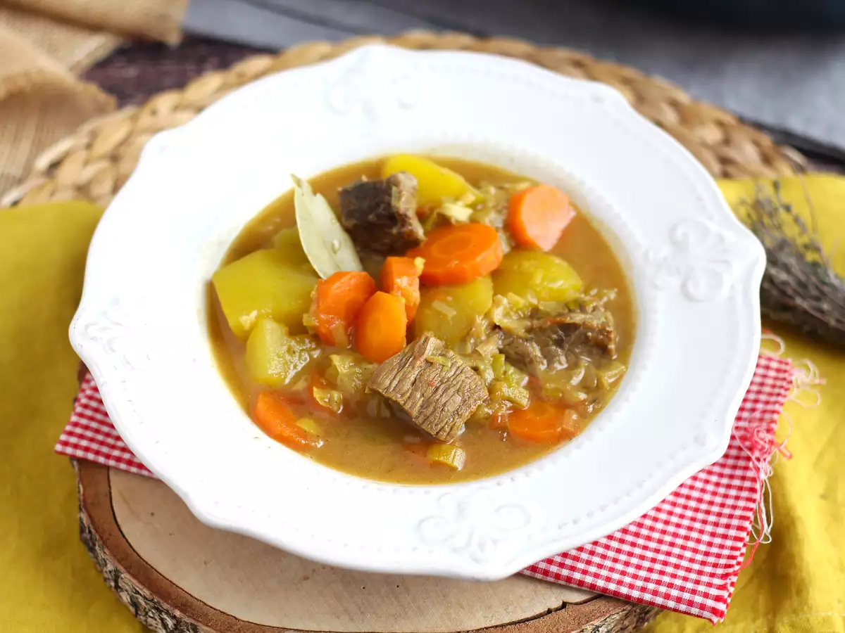 Задушено говеждо и картофи в тенджера под налягане - снимка 3